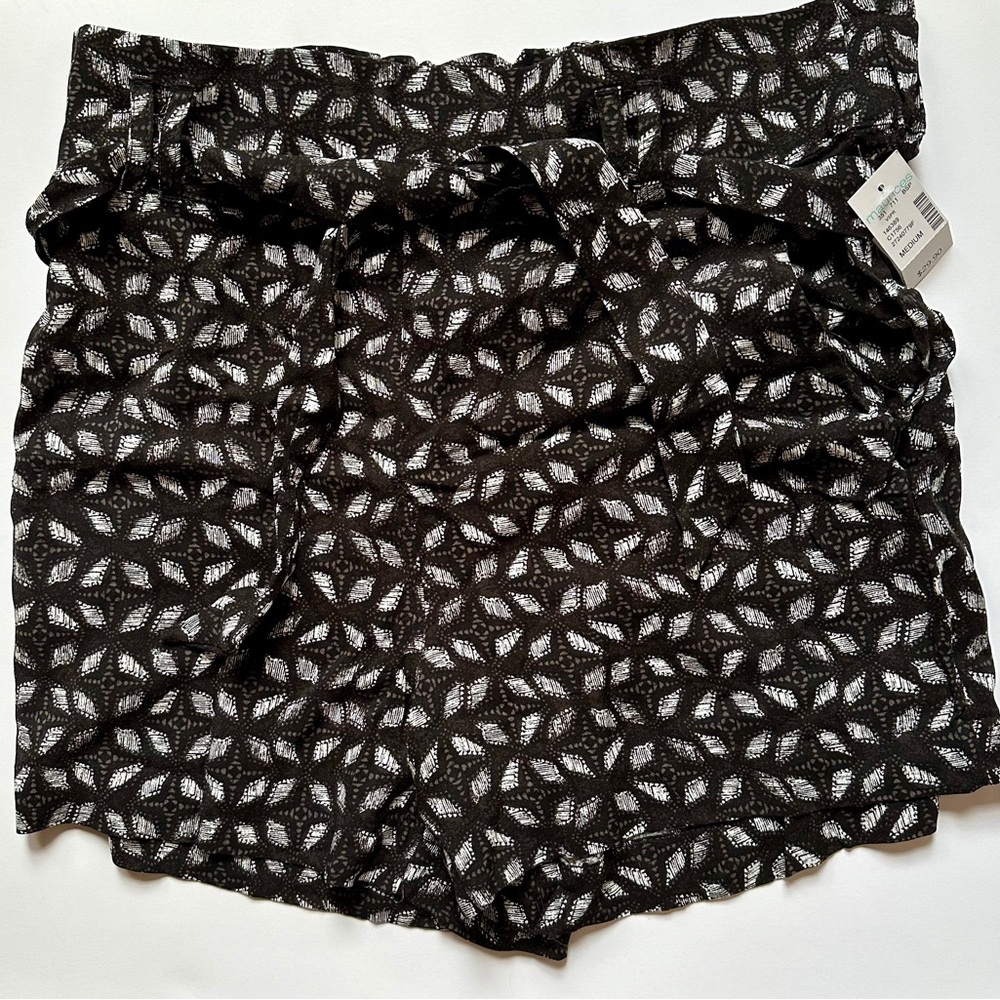 NWT Maurice’s mid rise 4 in tie shorts